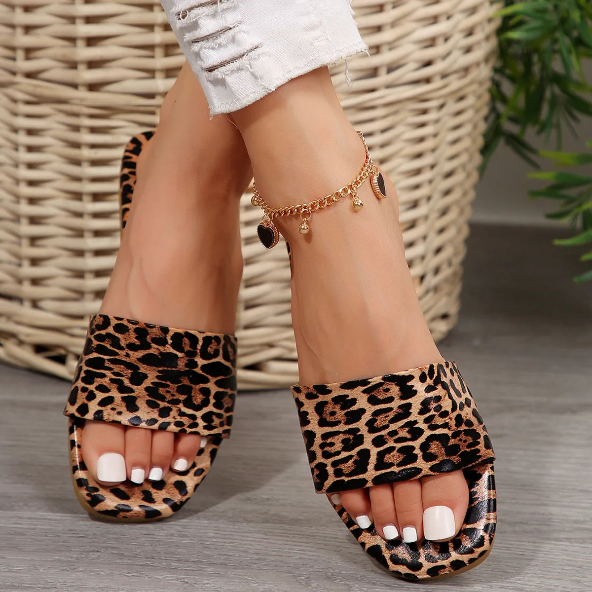 Sandales Femme Plat Z New 2025 Thick Bottom Women's Shoes One Strap Buckle Metal Open Toe Fashion Sandals Slippers Female